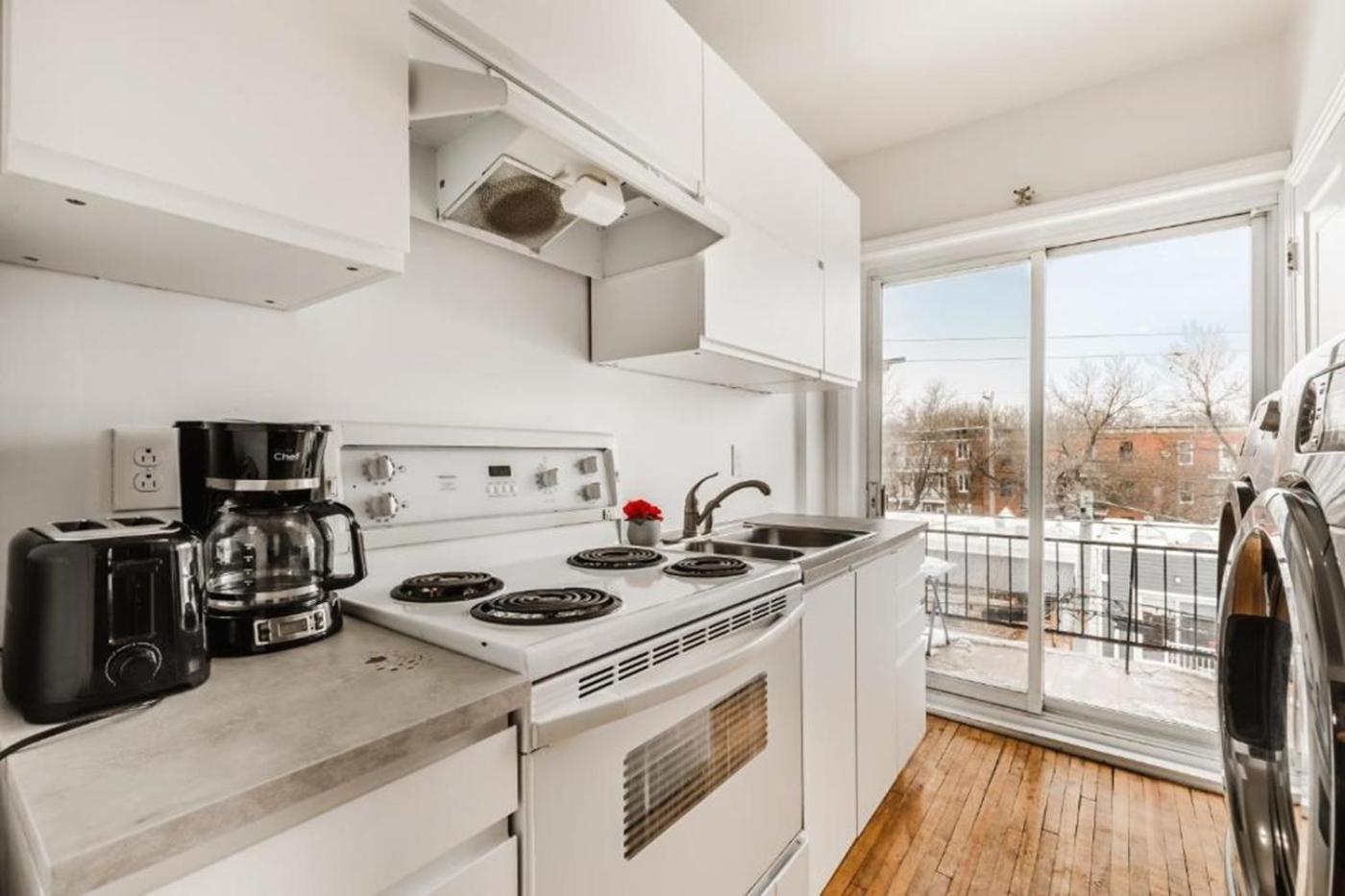 One Bedroom Near Frontenac Metro 2159-05 Apartment *